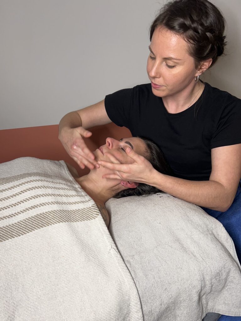 Soin hydratant à Villenave d'Ornon avec Lisa Couronne